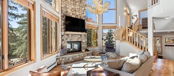 Ski-In/Walk-Out Large TH w/HotTub/Access+Shuttle to Town-Garage-Steps to Gondi/Base+Fireplace-Grill