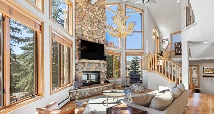 Ski-In/Walk-Out Large TH w/HotTub/Access+Shuttle to Town-Garage-Steps to Gondi/Base+Fireplace-Grill