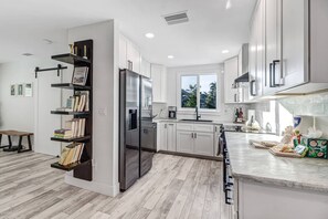 Fridge, microwave, oven, stovetop - Lovely Renovated Historic District Home Near Downtown Ft Myers! Over $125 of Free Daily Activities! (Fort Myers)