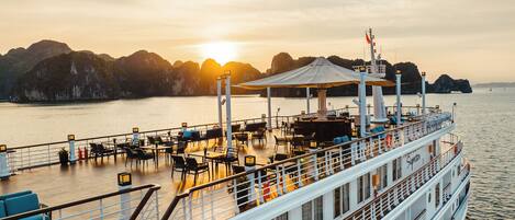 2 restaurants, breakfast served