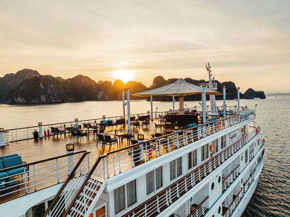 2 restaurants, breakfast served - Ambassador Signature Cruise - Lan Ha Bay (Ha Long)