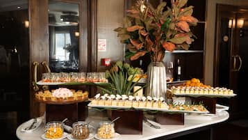 2 restaurants, breakfast served
