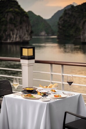 2 restaurants, breakfast served - Ambassador Signature Cruise - Lan Ha Bay (Ha Long)