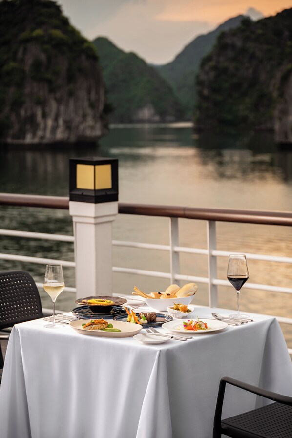 2 restaurants; breakfast and dinner served 
