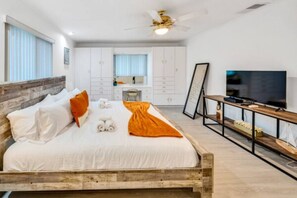 4 quartos, escrivaninha, ferros/tábuas de passar roupa