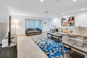 Smart TV, offices - Palm Beach Gem: Heated Pool, Near Golf & Beach (Palm Beach Gardens)