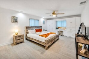 4 bedrooms, desk, iron/ironing board, free WiFi - Palm Beach Gem: Heated Pool, Near Golf & Beach (Palm Beach Gardens)