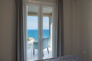 7 bedrooms, WiFi - Beachfront Villa Seasun (Karniaris)