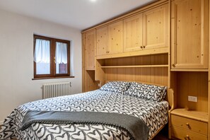 2 slaapkamers, een strijkplank/strijkijzer, gratis wifi, beddengoed
