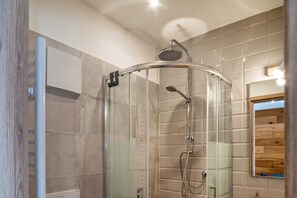 Shower, hair dryer, towels - Apartment 'Casa Caterina' with Mountain View, Private Terrace and Wi-Fi (Vigo di Fassa)