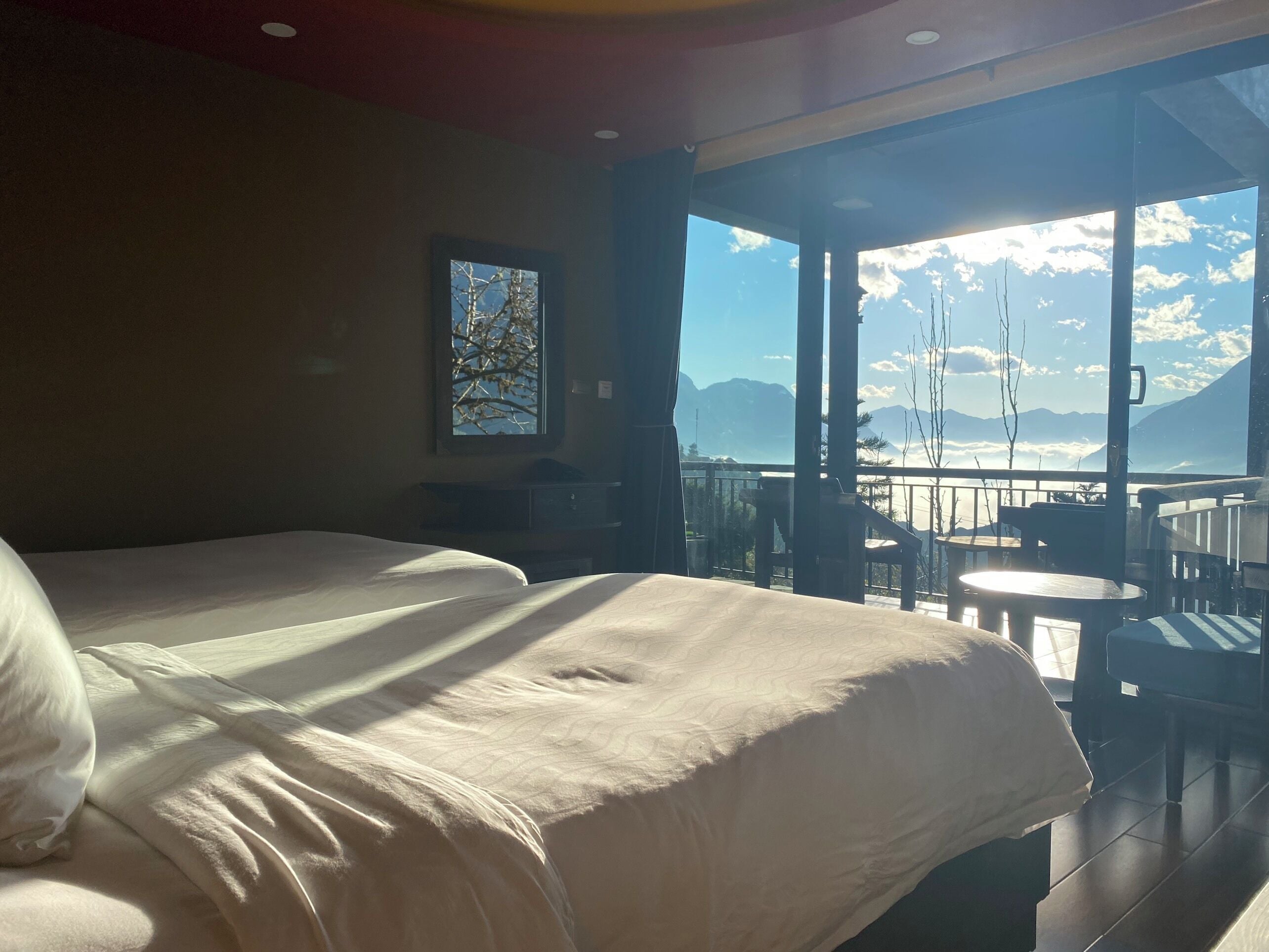 Escritorio, cortinas blackout y sistema de insonorización 