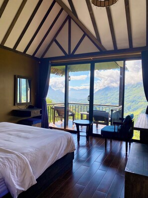 Deluxe Double Room | 1 bedroom, desk, blackout drapes, soundproofing