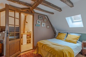 7 bedrooms, desk, iron/ironing board, free WiFi