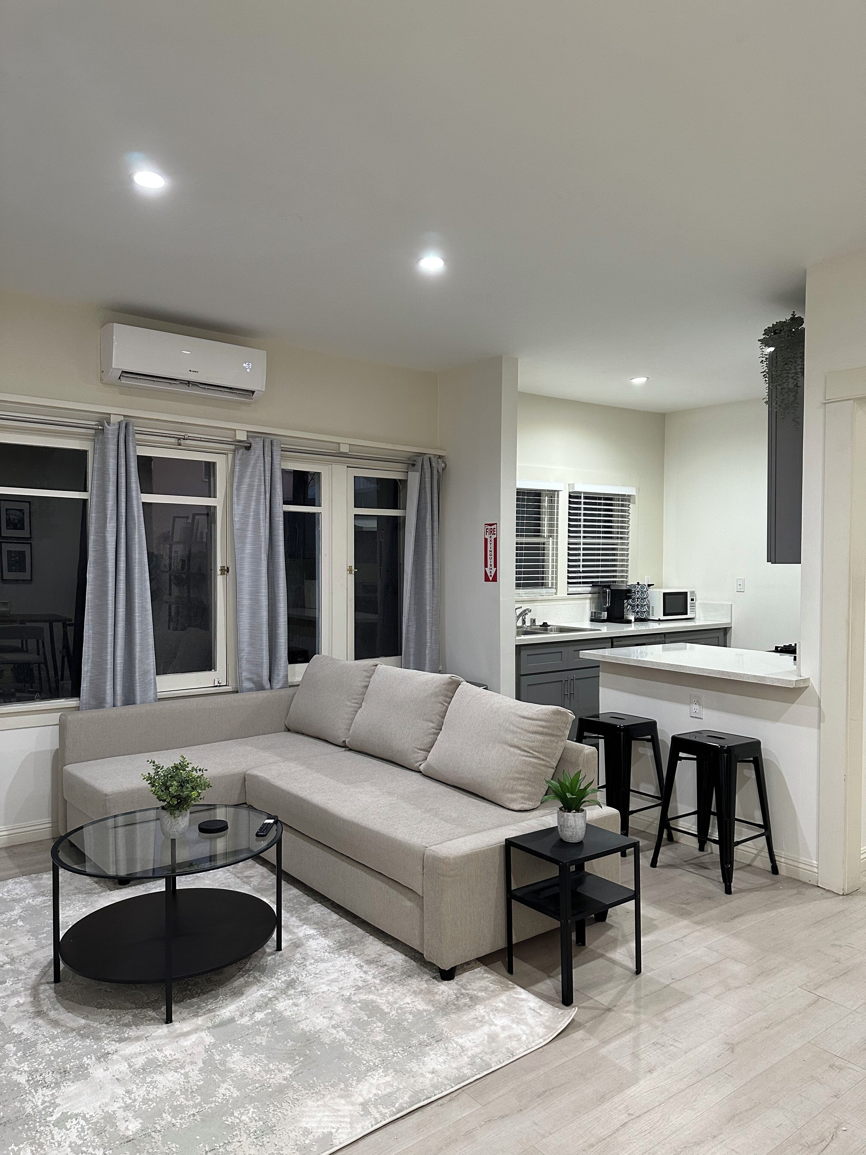 Modern apartment downtown Long Beach!
