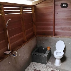 Chambre Simple Panoramique | Salle de bain | Douche à « effet pluie », articles de toilette gratuits, bidet