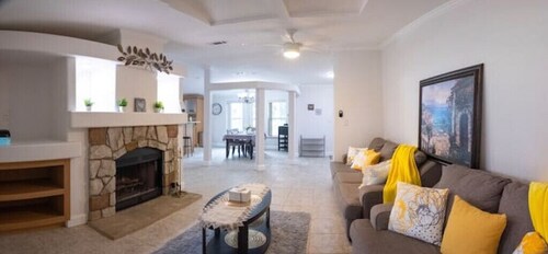 Ginnie Springs Hidden Scuba Oasis Retreat!   Only 1 minute from Ginnie Springs