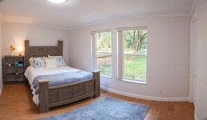4 bedrooms, desk, iron/ironing board, travel cot