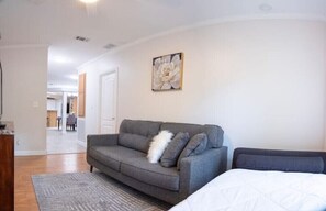 Smart TV, fireplace, ping pong, books - Ginnie Springs Hidden Scuba Oasis Retreat!   Only 1 minute from Ginnie Springs (High Springs)