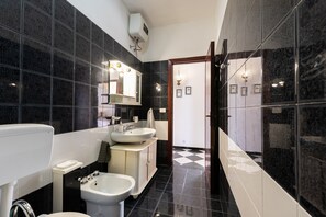 Shower, hair dryer, towels - Vacation Home "Zina" with Sea View, 2 Private Terraces & 2 Balconies (Altavilla milicia)