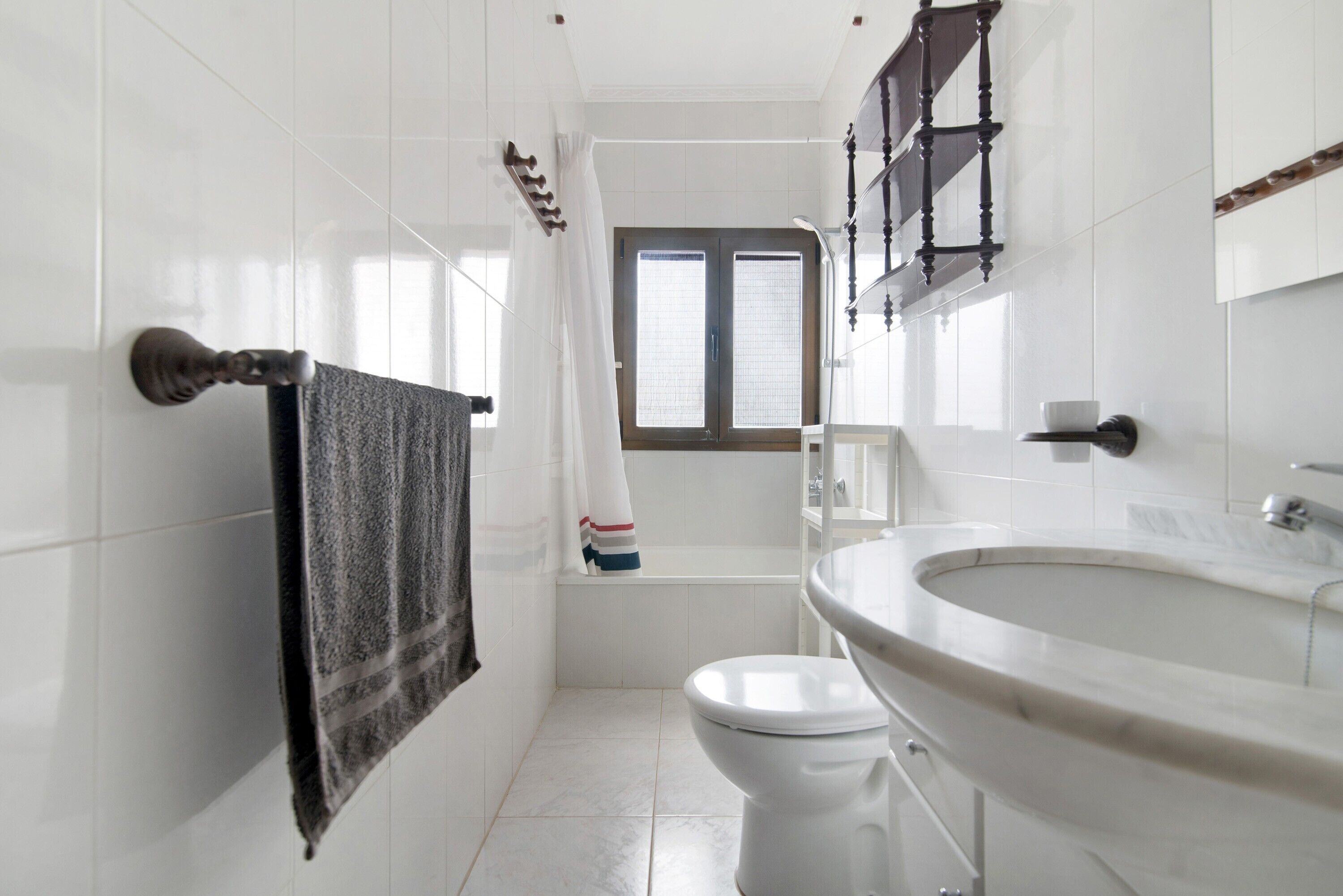 Bañera, secador de pelo y toallas