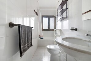 Badekar, hårføner og håndklær