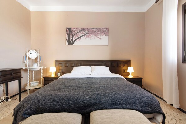 1 chambre, fer et planche à repasser, Wi-Fi gratuit, draps fournis