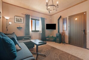TV, fireplace - Vacation Rental 'Brownie Apartment' with Sea View, Private Terrace and Wi-Fi (Firgas)