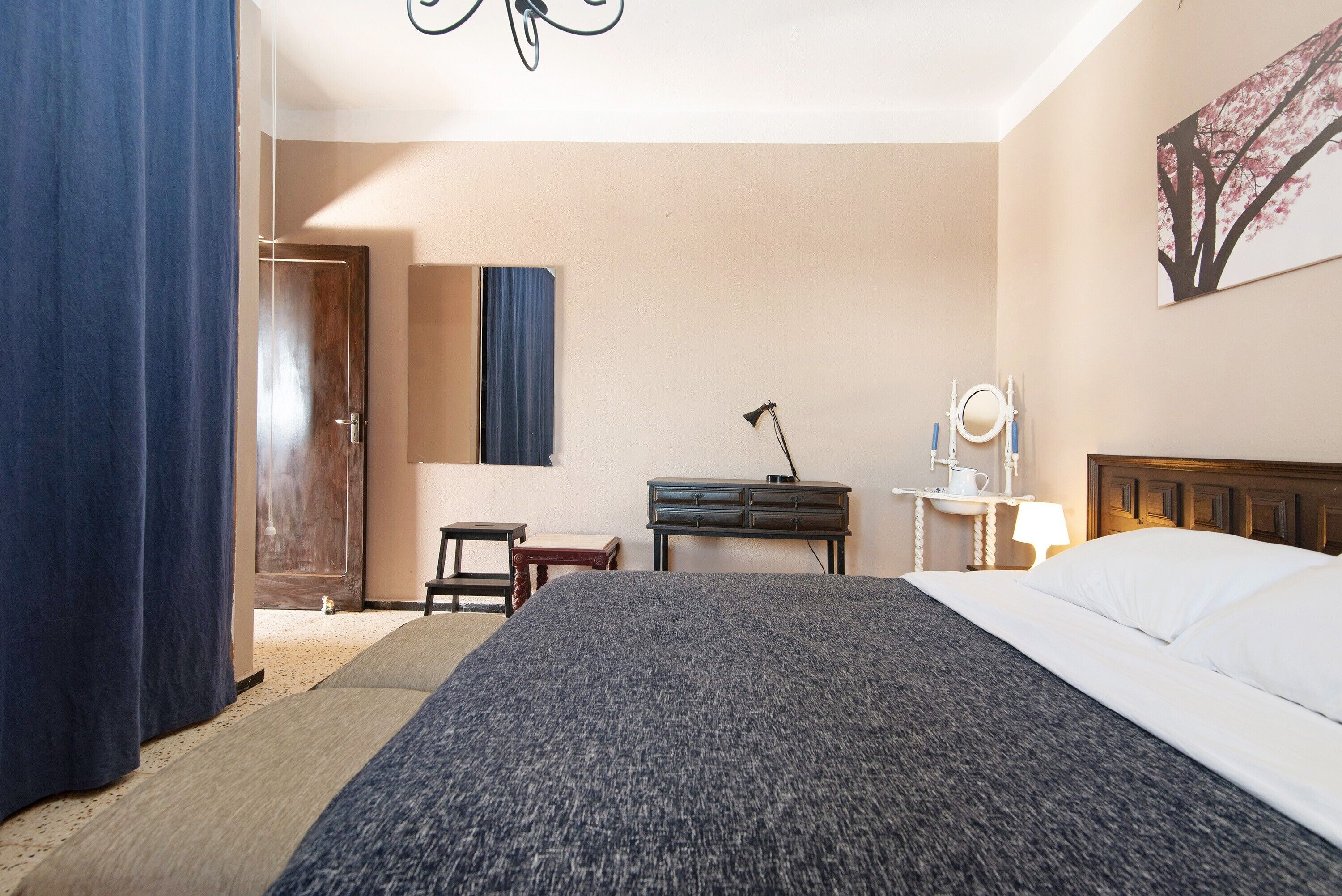 1 slaapkamer, een strijkplank/strijkijzer, gratis wifi, beddengoed
