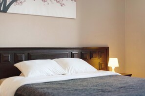 1 habitación, tabla de planchar con plancha, wifi gratis y ropa de cama 