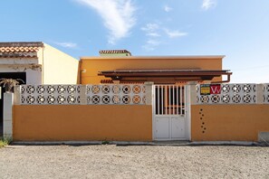 A gated property with a white fence, a gate, and a sign with a red 'W' on it. - Vacation Rental 'Apartamento Brownie' with Sea View, Private Terrace and Wi-Fi (Firgas)