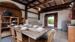 Villa | In-room dining