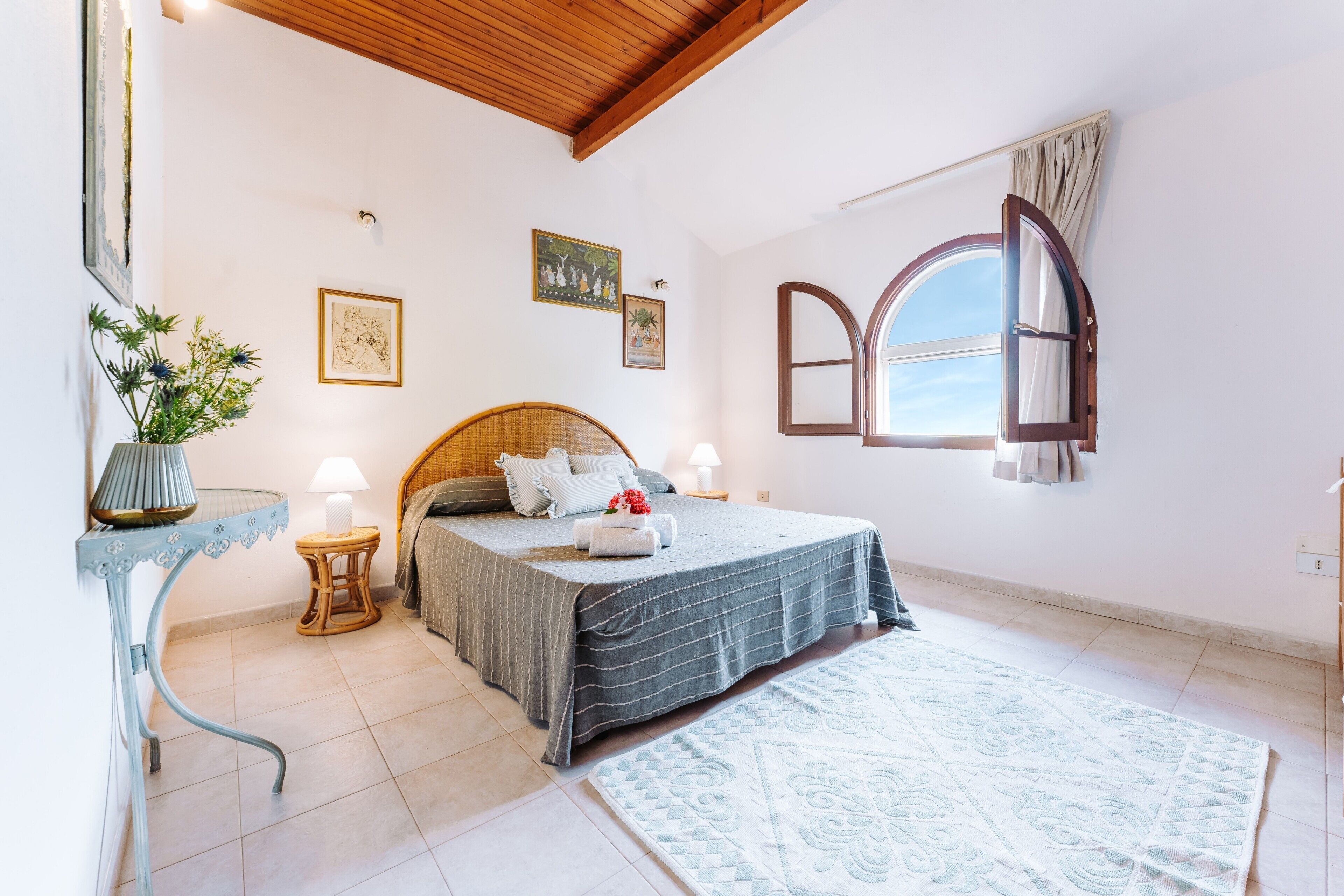 3 bedrooms, iron/ironing board, bed sheets