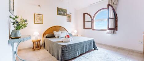 3 bedrooms, iron/ironing board, bed sheets