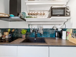 Kühlschrank, Ofen, Kochgeschirr/Geschirr/Besteck