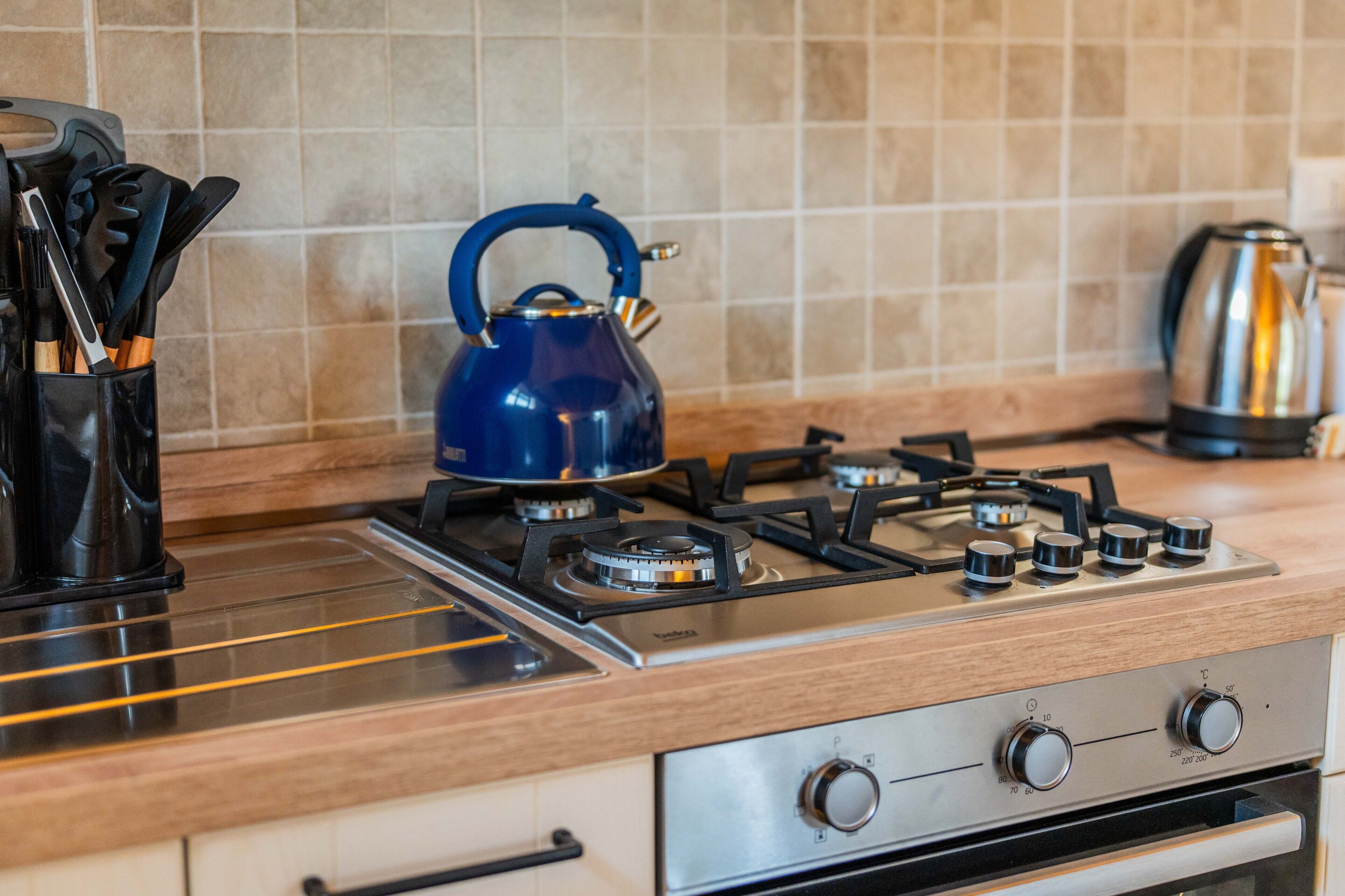 Mikroaaltouuni, uuni, liesi, kahvin-/teenkeitin