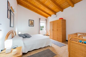 1 habitación, tabla de planchar con plancha y ropa de cama 