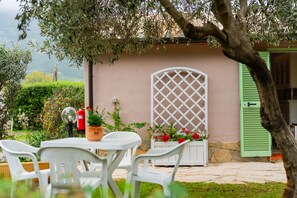 Outdoor dining - Vacation Home "Domina" with Private Garden (Pula)