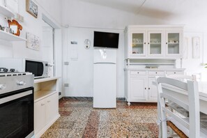 Mikrovågsugn, ugn, spishäll och kaffe- och tebryggare