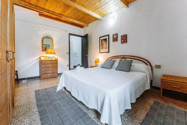 1 sovrum, strykjärn/strykbräda och sängkläder