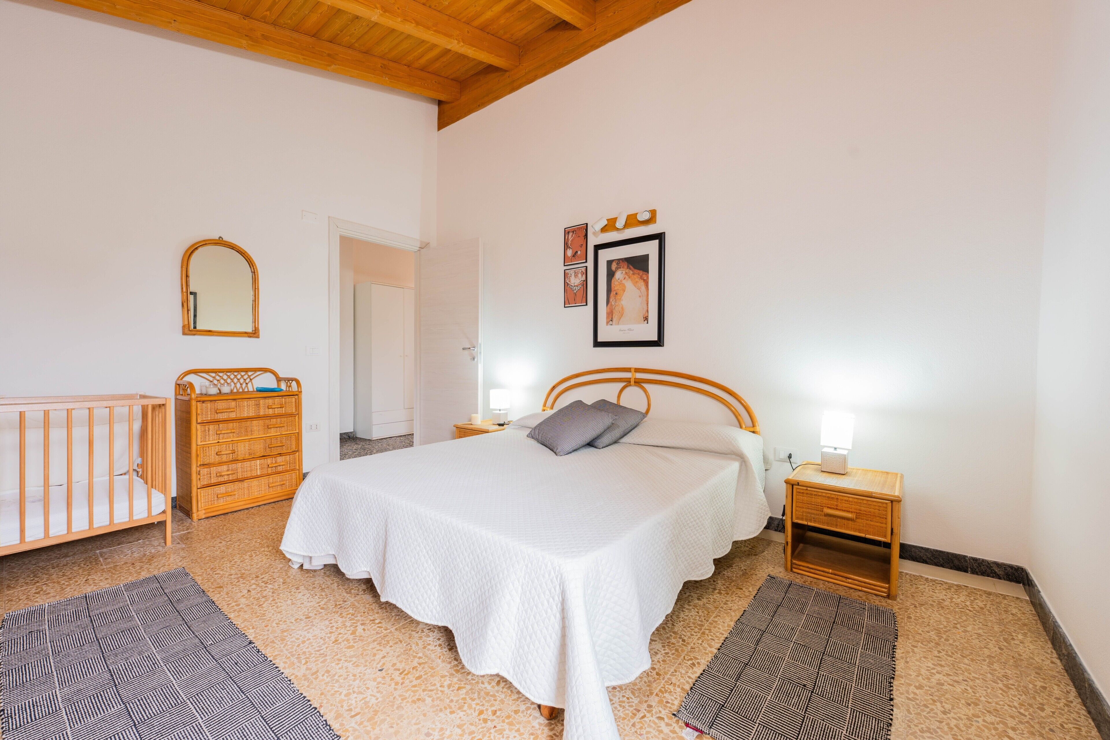 1 slaapkamer, een strijkplank/strijkijzer, beddengoed