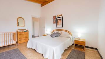 1 slaapkamer, een strijkplank/strijkijzer, beddengoed