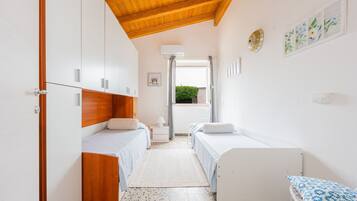 1 slaapkamer, een strijkplank/strijkijzer, beddengoed