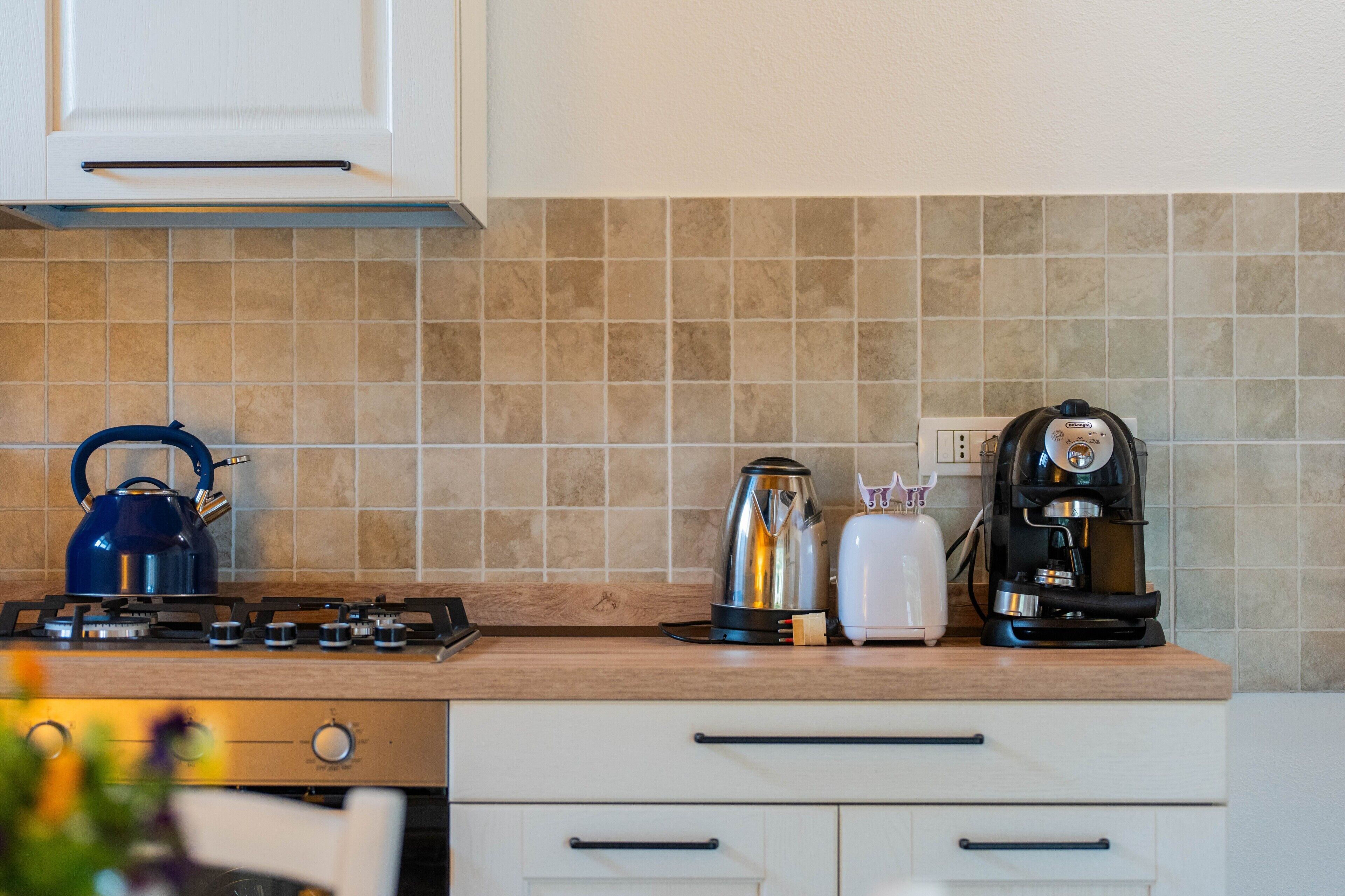 Microwave, oven, stovetop, coffee/tea maker