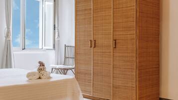 1 camera, ferro/asse da stiro, lenzuola