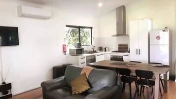 Smart TV, chimenea, reproductor de DVD y libros