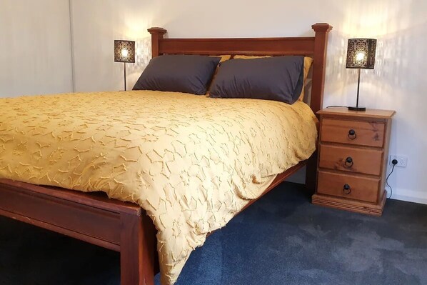 3 室のベッドルーム、デスク、WiFi (無料)、ベッドシーツ