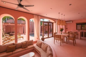 Villa, 2 habitaciones | Sala de estar | Smart TV 