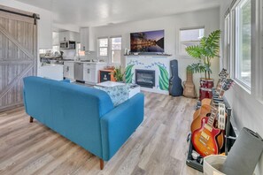 TV connectée, cheminée, chaîne hi-fi, espaces bureaux