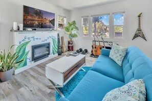 TV connectée, cheminée, chaîne hi-fi, espaces bureaux