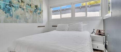 3 chambres, bureau, fer et planche à repasser, lit parapluie